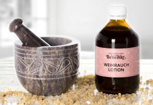Weihrauch-Lotion mit Mörser und Weihrauchkörnern